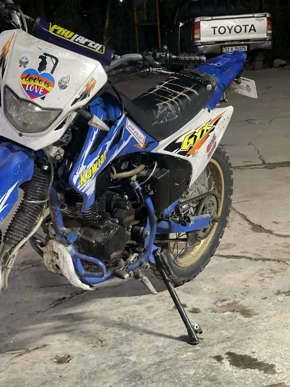 بعد السلام موطور قفاز للبيع
موديل 2023
محرك 300 سيسي شرطط وايرمنيه كامله 
السعررر 850 وبي مجال 
***********
