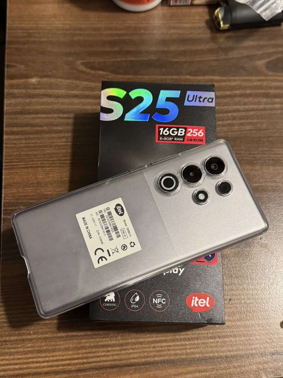 السلام عليكم 
عندي موبايل s 25 الترا ماركت itel
للبيع او المراوس السعر 225 الف جهاز جديد بارحه فاتحه من كارتونه بس اني ماحب نظام الاندرويد 
موصفاته 
🔵 الشاشة
 • 6.78 إنج
 • نوع AMOLED منحنية
 • دقة FHD+ (1080×2436)
 • معدل تحديث 120Hz
 • سطوع يصل إلى 1400 nits
 • حماية Gorilla Glass 7i  

⸻

⚙️ الأداء
 • معالج: Unisoc T620
 • ثماني النواة
 • معالج رسومي: Mali-G57
 • نظام: Android 14 + واجهة itel OS 14.5  

⸻

💾 الذاكرة
 • RAM: 8GB + توسيع افتراضي (يوصل 16GB)
 • تخزين:
 • 128GB / 256GB / 512GB  

⸻

📸 الكاميرات
 • خلفية: 50 ميغابكسل
 • أمامية: 32 ميغابكسل
 • تصوير فيديو: 2K
 • ميزات: نايت مود، HDR، AI، زوم ×10  

⸻

🔋 البطارية
 • 5000mAh
 • شحن 18 واط (Type-C)


**إذا كنت صاحب هذا الإعلان وتريد حذفه لأي سبب، رجاءا أرسل رسالة إلى الدعم الفني**