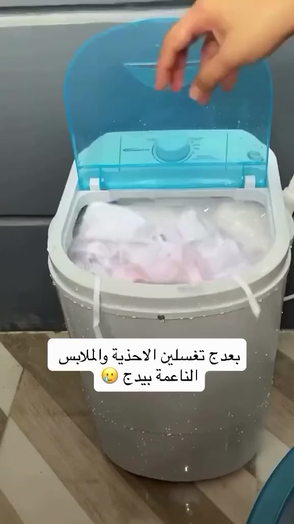 45 الف والتوصيل مجاني غسالة ملابس حوضية

الاستخدامات:

مثالية لغسل الملابس اليومية بكفاءة وسرعة.

مناسبة للغسيل الخفيف مثل ملابس الأطفال، الملابس الداخلية، والجوارب.

مزودة بفرشاة مدمجة لتسهيل تنظيف الأحذية والملابس الملطخة.

خيار عملي للشقق الصغيرة، السكن الطلابي، أو للاستعمال كغسالة إضافية.

المميزات:

تصميم أنيق وصغير الحجم مع سهولة الحمل والتخزين.

قوة غسيل عالية مع محرك 300 واط مزود بحماية حرارية.

سعة غسيل 4.5 كغ تناسب العائلات الصغيرة.

وظيفة 3 في 1: غسيل – شطف – عصر.

فرشاة قابلة للفصل لتنظيف الأحذية وإزالة الأوساخ العنيدة.

توفير في استهلاك الطاقة والماء.

عملية تشغيل سهلة عبر مؤقت ميكانيكي حتى 15 دقيقة.

أمان عالي مع غطاء حماية داخلي أثناء العصر.

مقاومة للماء بمعيار IPX4.

محتويات الصندوق:

الغسالة.

سلة العصر.

فرشاة تنظيف قابلة للفصل.

غطاء أمان داخلي للحوض.

أنبوب إدخال ماء (82 سم).

دليل الاستخدام.

الملاحظات:

لا ينصح باستخدام ماء ساخن يزيد عن 50 درجة مئوية.

يجب وضع الغسالة على سطح مستوٍ أثناء التشغيل.#الشعب_الصيني_ماله_حل😂😂 #عراق #العراق🇮🇶 #عراقية #توصيل_جميع_محافظات_العراق🌎🚖 #توصيل_جميع_محافظات_العراق #ترند #غساله #غسالة_صغيرة_كهربائية_مناسبة_للسفر #الكرادة


**إذا كنت صاحب هذا الإعلان وتريد حذفه لأي سبب، رجاءا أرسل رسالة إلى الدعم الفني**