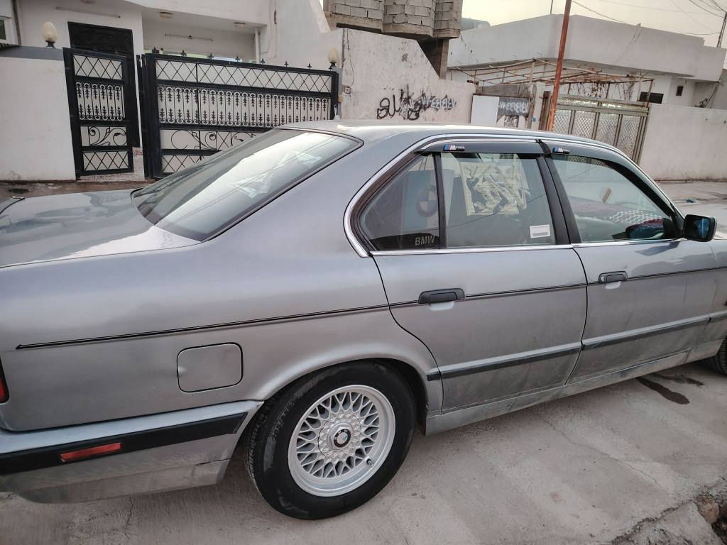 بي ام موديل 1990محرك بيلا 525كيرعادي سياره جاهز من كول شي تايرات جديد دواخل صاج سنوي جديد شرط تحويل وكال سعر 49بيها مجال *********** كركوك, العراق
