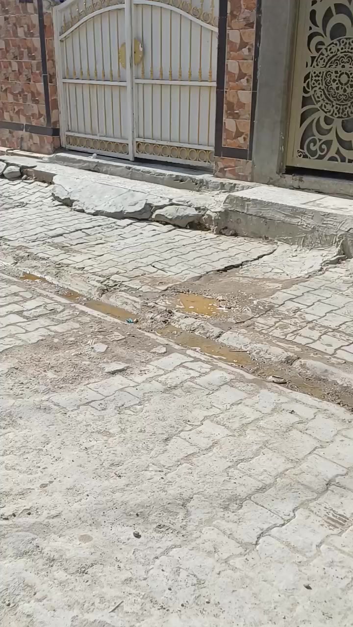 السلام عليكم دار للبيع الشرطه الرابعه فرع كباب ابو علي الفرع الثاني على اليمين مساحة 85 يحتوي على طرمه وصاله كبيره وغرفه نوم  والطابق الثاني غرفة نوم فقط للاستفسار الاتصال على الرقم *********** واتساب
