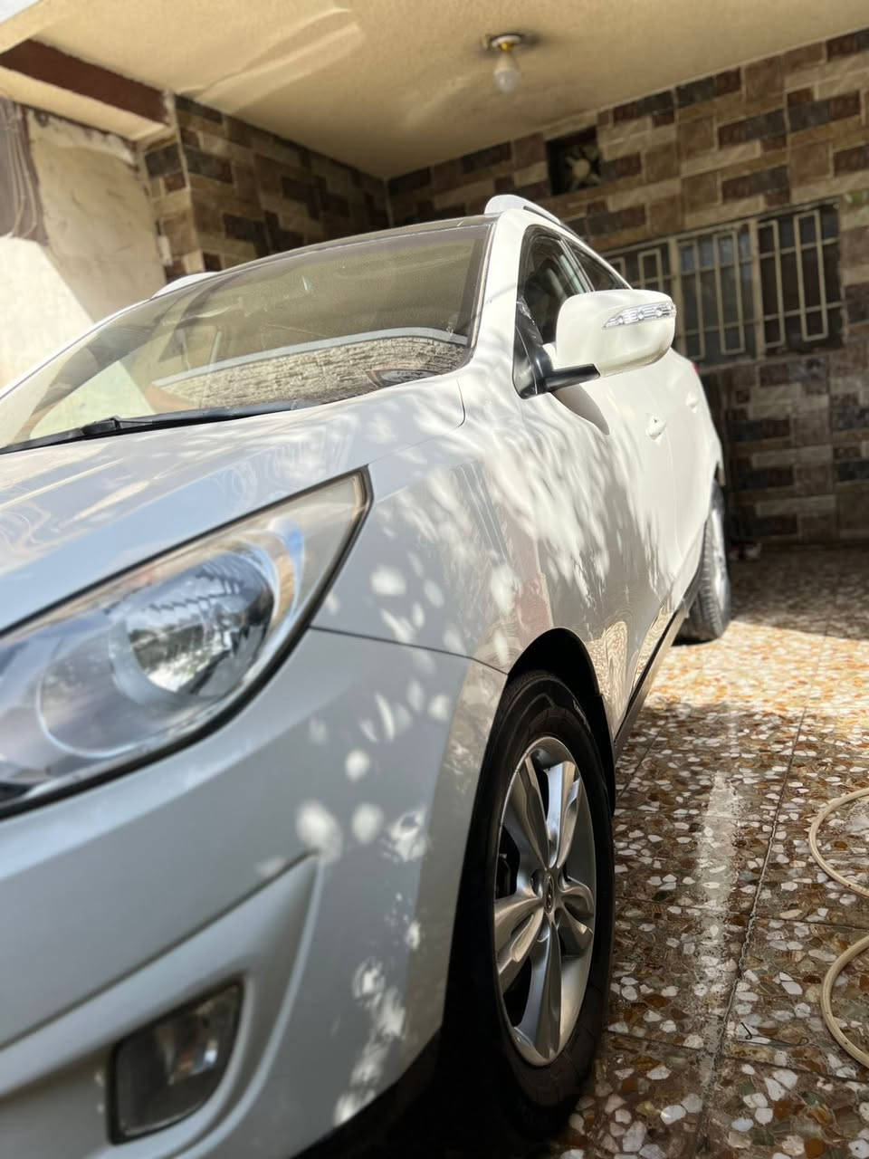 السلام عليكم  توكسان موديل (2012)سيارة كفاله عامه من صبغ وبارد و محرك وكير وصدر وتبريد تخم تاير
سبير مال شركه ما نازل سياره الكير ومحرك مامفتوحات  السياره ماشيه (136) فعلي تدك جرص بل ١٢٠  السيارة بأسمي تحويل ثاني يوم السيارة رقم انكليزي هزه جديده السعر المطلوب ( 144)العنوان بغداد حي الشباب رقم الهاتف ***********
