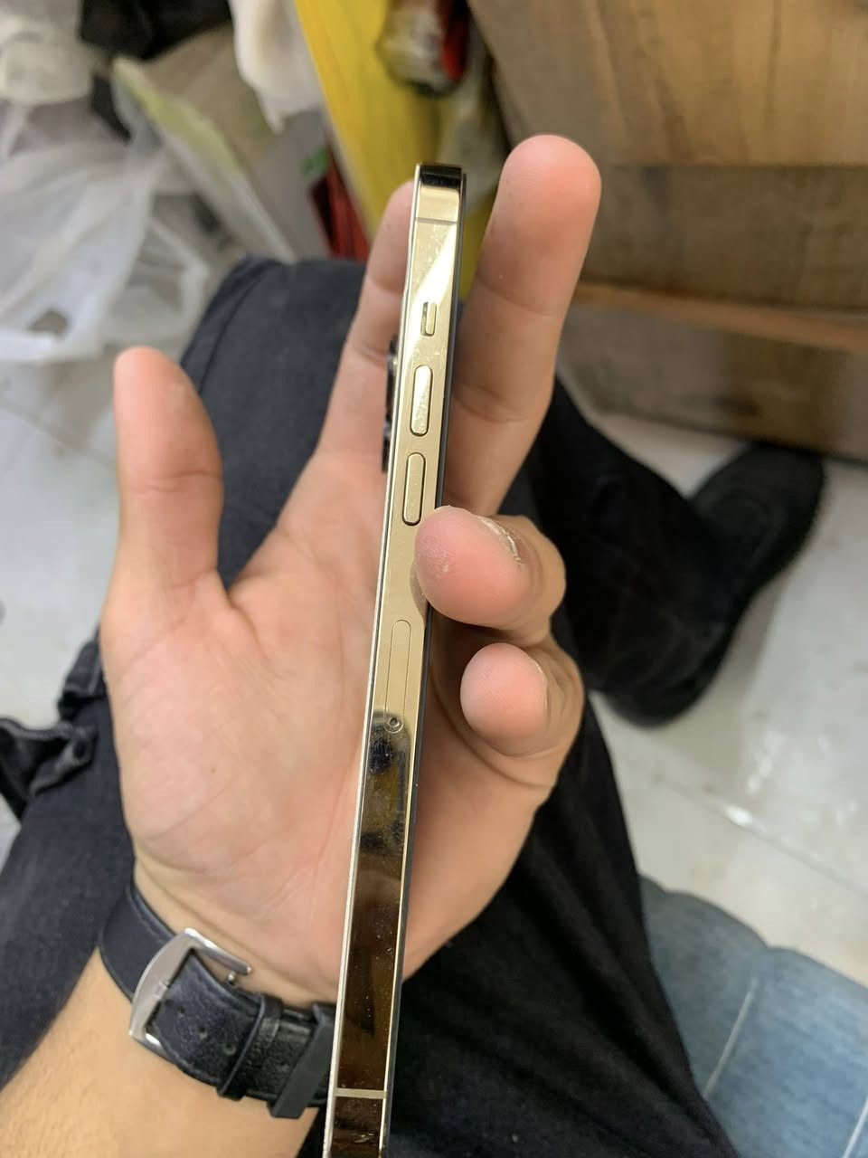 السلام عليكم ايفون 12 برو ماكس ذ512 تك سيم لون ذهبي مبدل شاشة وبطارية اصليات وفيس ايدي شغال الجهاز كله شغال مابي اي عيب وصرفه مال بطارية خير من الله . 
مكاني : بغداد مجمع بسماية .
الرقم : *********** . متوفر واتساب وماسنجر . 
السعر : 365 الف وبي مجال للطيبين . 🤍
