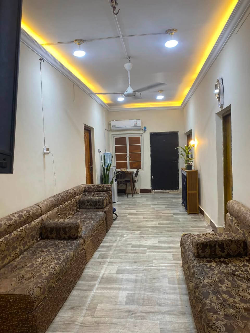 🏡 بيت طابو صرف للبيع .
📍 الموقع: المعقل – الحي المركزي، مقابل حسينية، وبالقرب من مستشفى الموانئ.

📐 المساحة الكلية: 240 م².
واجهة البيت  12 م. 

مواصفات البيت:

* الطابق الأول: 4 غرف، صالة، ديوانية، وحمّامان.
* الطابق الثاني: غرفة مع حمّام.
* بالاضافة الى وجود مشتمل صغير مستقل ومعزول عن البيت ومؤجر حالياً، مما يوفر دخلاً إضافياً.
* بناء البيت متوسط 

✅ جميع الخدمات متوفرة (ماء، كهرباء، تبليط ، مجاري).
✅ قريب من المدارس الابتدائية والإعدادية للبنات و الاولاد ، بالإضافة قريب على مدرسة دولية.
✅ قريب من أهم الخدمات 

💰 السعر: 380 مليون و قابل للتفاوض

للاستفسار تواصل مع   ***********
***********
