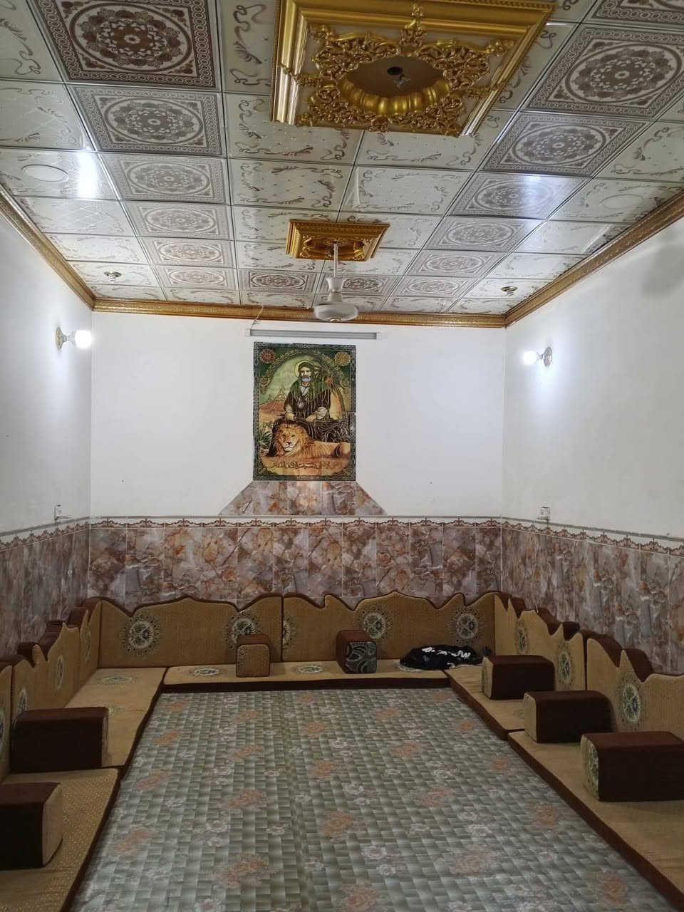سلام عليكم بيت خلف الملعب الشارع الرابع مساعه 200 يتكون من غرفتين وبراني وهول ومطبخ وطارمه وصحيات تهويه داير البيت 

عرض الشارع 10 متر 
الستفسار اكثر نتصال علرقم 
***********
