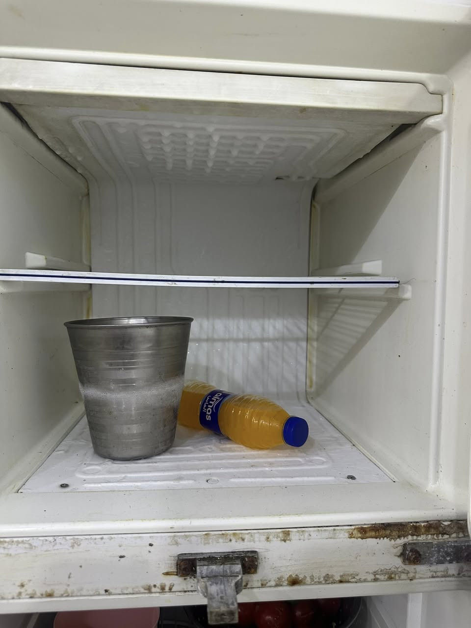 ثلاجه للبيع شغاله مستعجلين ع بيعتهه سعر 100   وتساب ***********
