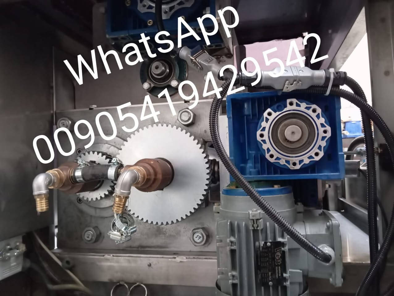 🔹 آلة إنتاج رقائق الحلويات
 مستخدمة بحالة ممتازة 
موديل 2017 مجددة بالكامل ضمان عام واحد 
آلة متطورة مخصّصة لإنتاج رقائق الحلويات بجودة عالية وكفاءة إنتاج ممتازة، مناسبة للمصانع والمشاغل المتوسطة والكبيرة.
⚙️ المواصفات الفنية:
صناعة تركية أصلية 
نظام تشغيل أوتوماتيكي بالكامل
إمكانية إنتاج رقائق بسماكة دقيقة تبدأ من 0.01 مم حتى 4 مم
تحكم كامل بسماكة الرقائق وكمية النشاء المستخدمة
تحتوي على خزانين نشاء:
الخزان الأمامي لتغذية الرقائق بالنشاء
الخزان الخلفي لتغذية خط السير بالنشاء
عرض الرقائق: 55 سم
القدرة الإنتاجية: 150 كغ في الساعة
استهلاك الطاقة: 3 كيلو واط في الساعة
نظام كهرباء: 380 فولت – 3 فاز
❄️ نظام التبريد:
مزودة بخط تبريد مباشر على السلندر
يحافظ على متانة الرقائق
يمنع التشققات ويضمن منتج نهائي متجانس وعالي الجودة
🖥️ سهولة التشغيل:
التحكم الكامل عبر شاشة لمس حديثة
تحتاج إلى عامل واحد فقط للتشغيل
تصميم عملي يسهّل الصيانة والتنظيف
📦 الأبعاد والوزن:
الطول: 300 سم
العرض: 130 سم
الارتفاع: 180 سم
الوزن: 1250 كغ
🛡️ الضمان والخدمات:
ضمان لمدة سنة 
إمكانية التركيب والتشغيل في موقع العميل
تدريب كامل على استخدام المكنة
جاهزة للتصدير إلى جميع أنحاء العالم
تواصل واتس اب 00905419429542
#حلويات #بقلاوة #رقائق #أفران #مخابز #معجنات #مخبز #معدات #عتاد #صناعة #تجارة


**إذا كنت صاحب هذا الإعلان وتريد حذفه لأي سبب، رجاءا أرسل رسالة إلى الدعم الفني**