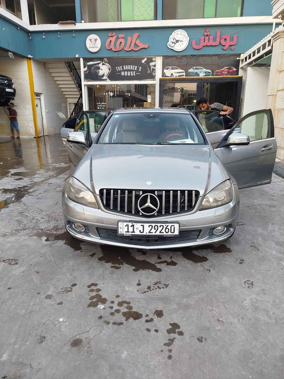 السلام عليكم للبيع او مراوس
مرسيدس 2008 c200 فول مواصفات
محرك 6 سلندر 3000 السيارة نظيفة جداً 
السعر 125 
***********
