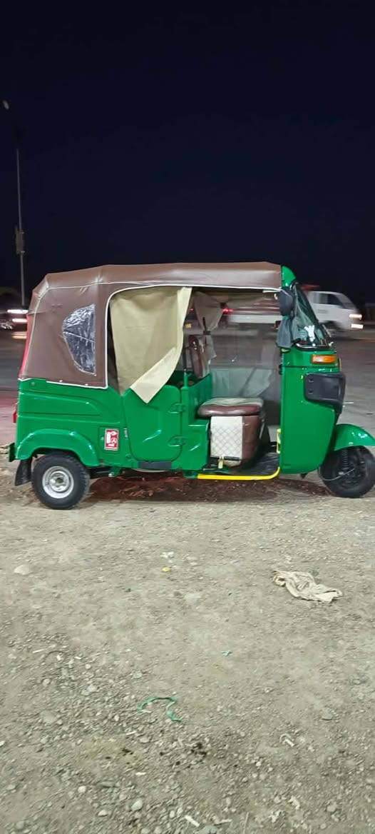 السلام عليكم تكتك للبيع موديل 22 رقم واسط لوحات انكليزي وهزه جاهزه ب اسمي مداور ثاني يوم كفاله عامه السعر خاص الاستفسار ع الرقم*********** المكان واسط الكوت
