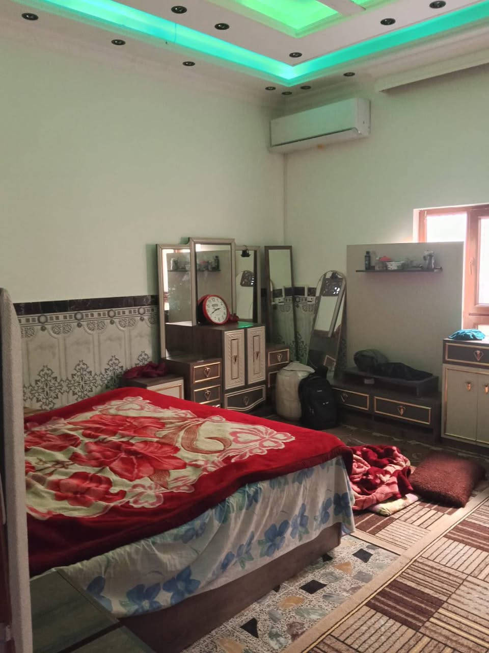 السلام عليكم 
دار للبيع في صلاح الدين ،،🏡🏠
تكريت  القادسيه حي الجمعيه 
قرب الغابات 🌳🌳
مساحه الدار 300 متر واجهه 10 نزال 30
عرض الشارع 20🌁
الدار طابقين الواجهه حجر 
الدار يتكون من 4 غرف نوم 
الموصل سحب مغربي
وصاله ومطبخ واستقبال 
صحيات عدد 3
وكراج وحديقه 
للستفسار اتصل برقم
*********** ابو ضحى
