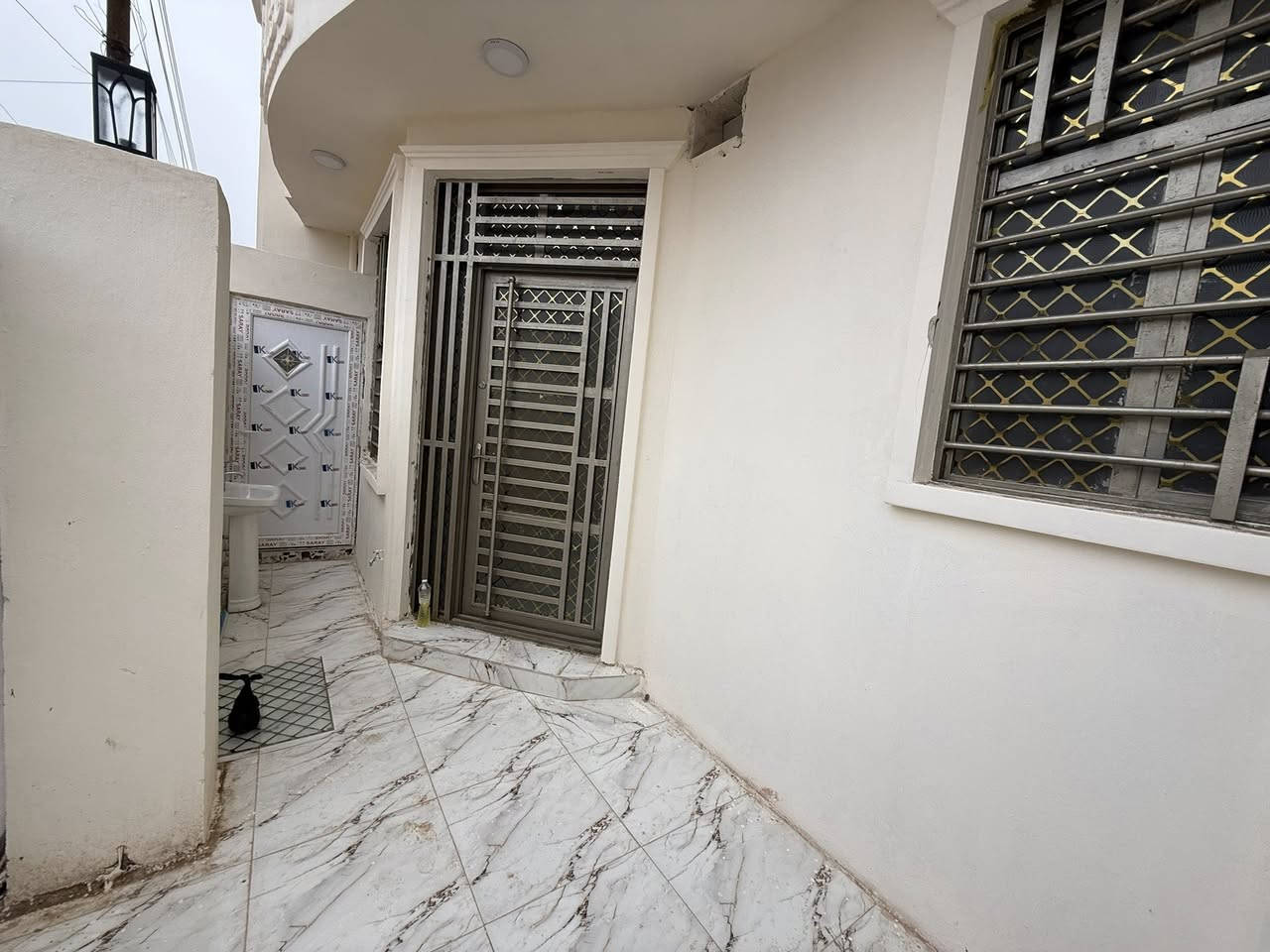 د
دار للبيع بسعر مناسب حي التصنيع 100 متر 8وربع في 12 
ثلاث غرف نوم وغرفه خطار وصحيات 
***********
