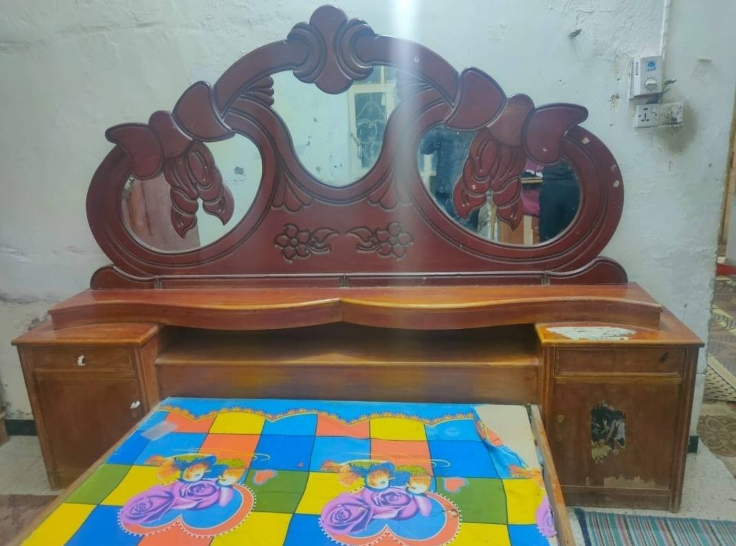 للبيع جربايه وميز مرايه نظافتهن ٧٥ بالميه سعرهن ١٢٥ وبيهن مجال مكانها ديوانيه حي  الصدر الثاني 
***********
