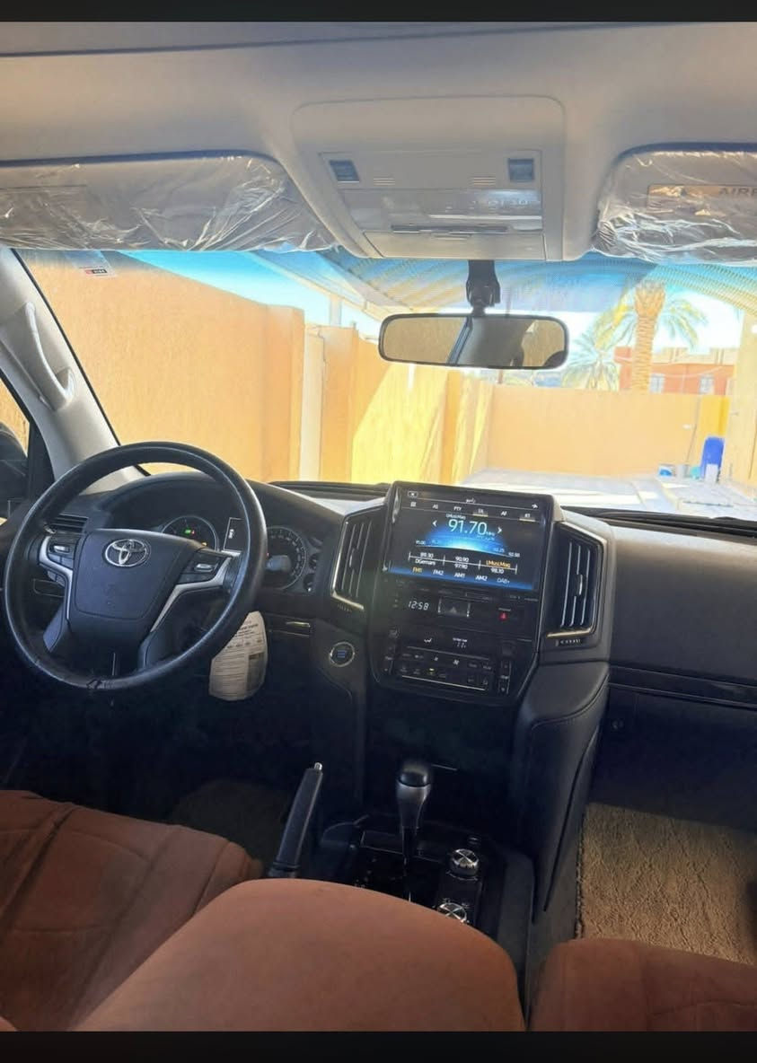 لاندكروزر 2020 
بريم اصلي 
ماشيه 73 
السياره نظيفه من كلشي 
مكان الانبار 

السعر خاص 
الهاتف ‭***********
