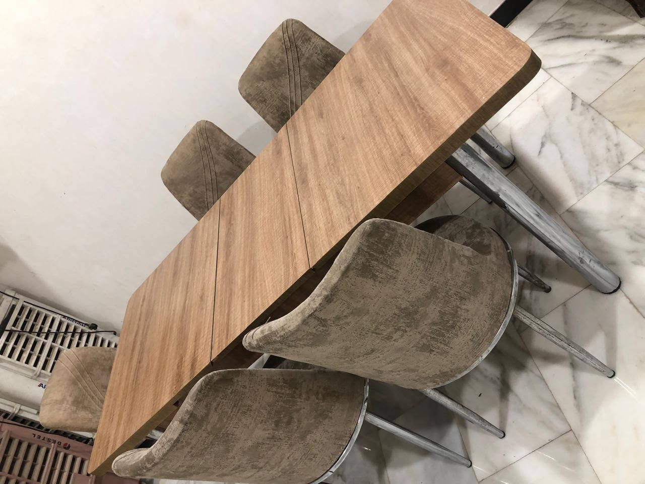 ميز طعام تكبير و تزغير الحجم 6 كراسي سعر 175 وبي مجال عنوان بغداد مدينة الصدر رقمي ***********
