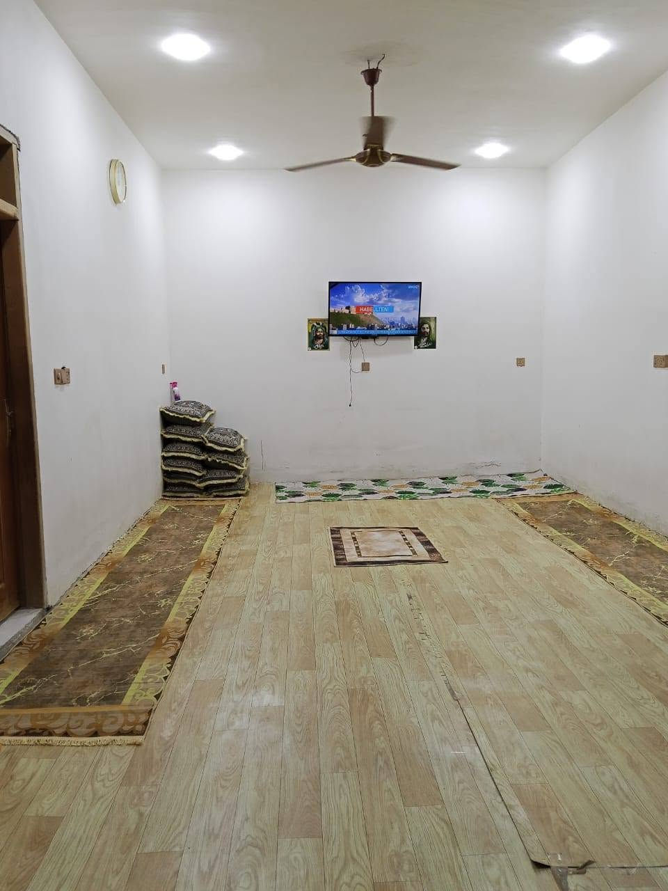 سلام عليكم بيت للبيع زراعي خلف عمارت زيتون مساحه 220 متر 
غرفتين وصاله ومطبخ واستقبال وصحيات خارجيه وداخليه وطارمه وحديقه وطابق 2 بيه غرفه سعر 65 وبيه مجال  للستفسار تصل ع رقم ***********
