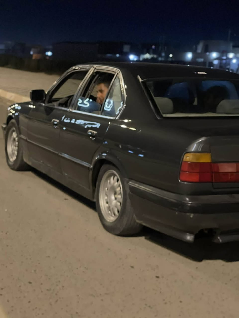 ٥٢٥ مفتوح سياره احله من صور ١٠٠ مره هستوني مطلعها من الفرن حته ما خاسلها مكينه تبريد فتحه تخم تاير سستم ام كامل كله جديد خرفه رصاصي ٧٠ بل ١٠٠ حداديه ٥٠ بل ميه رقم نكليزي صلاح الدين سنويه ال ٣٠ مداور ثاني يوم السعر نتصل فقط *********** مكاني بابل شوملي
