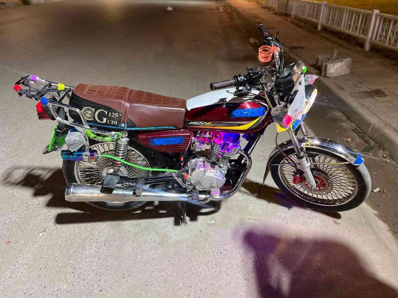 السلام عليكم دراجه موديل ٢٣ مابيه نقص كل نقص فقط دشلي كيلو متر وقبق البانزين ميقفل ضايع المفتاح مابيه نقص برغي غير هاذة اوراق موجوده مكاني شهربان للبيع والمراوس الشراي يتصل واذا ماعندك رصيد رمشلي واني ادك عليك مكاني شهربان ***********
