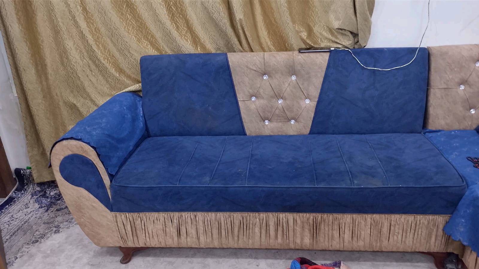 سلام عليكم 
تخم مستعمل للبيع نضيف وكلشي مابي رايده ب450 وبي مجال للطيبين
العنوان البلديات التراث