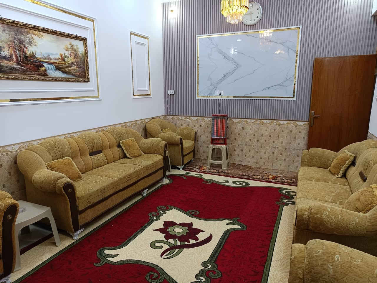 دار للبيع المساحه 125متر مربع طابقين كونكريت واقع حال اكثر في حي الحسين ثلاث غرف نوم  واستقبال وصاله ومطبخ وصحيات للطابقين ت ***********
