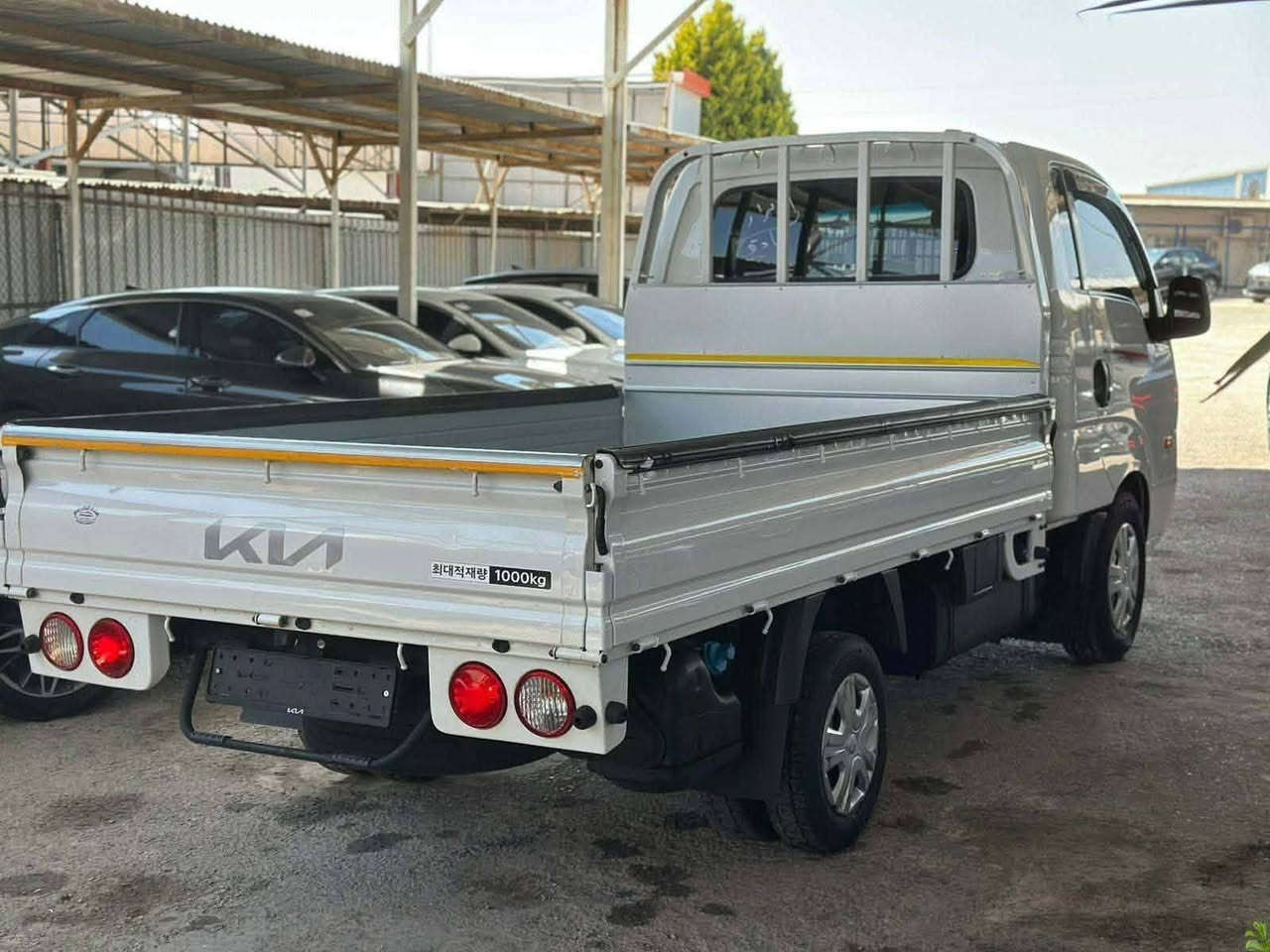 0795106431
للبيع: كيا بونجو 3 (Kia Bongo III) موديل 2022
​سيارة بيك أب كيا بونجو بحالة الوكالة، تتميز بالاعتمادية والقوة في الأداء، مثالية للأعمال التجارية والنقل.
​تفاصيل السيارة:
​الموديل: 2022.
​الحالة العامة: فحص كامل (بحالة ممتازة).
​ناقل الحركة: عادي (Manual) 6 غيارات.
​المواصفات الداخلية: * نظام تكييف وتدفئة فعال.
​تدفئة مقاعد وتدفئة مقود.
​نظام صوتي يدعم (Bluetooth / Radio / Media).
​تحكم كهربائي بالمرايا.
​المواصفات الخارجية: * إضاءة LED نهارية وكشافات ضباب.
​صندوق خلفي واسع مجهز للنقل الثقيل.
​إطارات بحالة ممتازة.
​الموقع:
​معرض صادق العقرباوي لتجارة السيارات
المنطقة الحرة - شارع 10 شمال.
​للتواصل والاستفسار:
​يرجى الاتصال على الأرقام التالية:
​0795694552
​0795106431
​ملاحظة: المعاينة خير برهان، السيارة جاهزة للاستخدام الفوري ولا تحتاج لأي صيانة.


**إذا كنت صاحب هذا الإعلان وتريد حذفه لأي سبب، رجاءا أرسل رسالة إلى الدعم الفني**