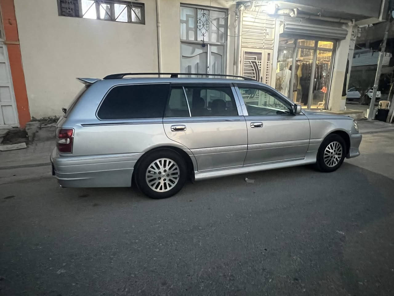 السلام عليكم  للبيع  ملكه استيشن رقم سليمانيه نكليزي سياره شرط المداور ثاني يوم  مكفوله السياره من الكصه والضربه
المواصفات ٢دكمتين فتحه ديفور الكبير شاصي ٧١
سنة الصنع 2000
سياره بيها هواي مواصفات مامذكوره جاهزه كول نقص مابيها مكان السياره نجف حي السلام السعر ١٣٠ قفل من الاخير واذا مراوس ١٣٥ سعرها للاستفسار راسل او اتصل وتدلل ***********
