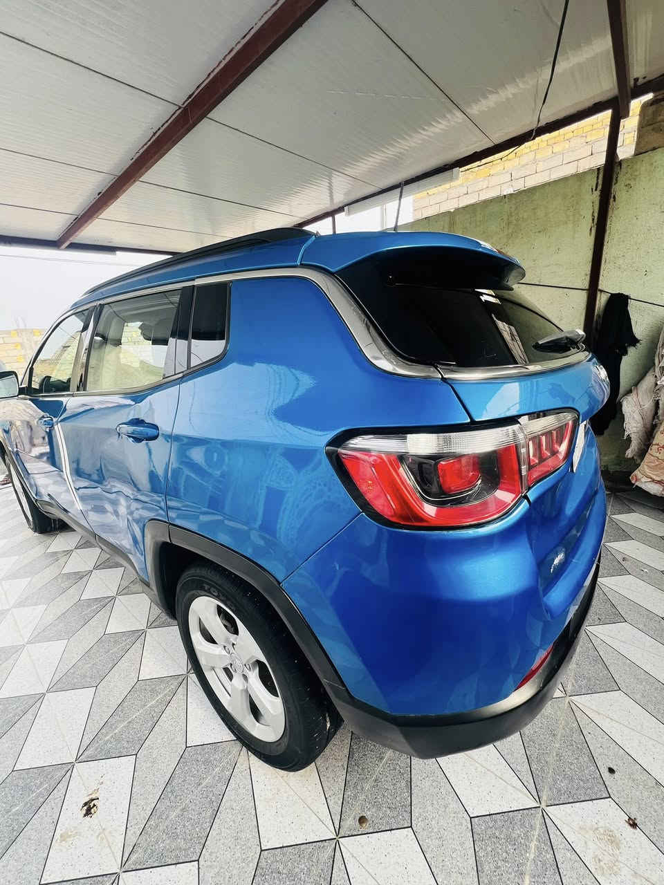 اللهم صل على محمد وال محمد 
جيب كومبارس 2018 تبديل جاملغ فقط 
ماشيه ١٢٠ km حقيقي فول الموصفات عدا الفتحه كشنات جلد شاشه كبيره تحكمات 
بصمه تشغيل عن بعد محرك وكير وتبريد حداديه كهربائيات كله كفاله مكانه ناصريه سوق الشيوخ سعره 98 وبيه مجال ***********
