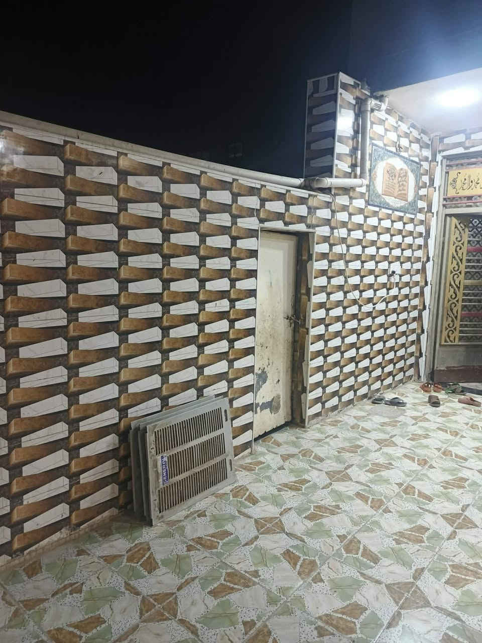بيت للبيع مكانه دوانم خلف معرض سيراميك رحمان مقابيل معمل ثلج لجديد مساحه لبناء ميتين متر قرفتين وصاله ومنور استقبال وقطعه ميت متر من  ضمن لبيت ***********
