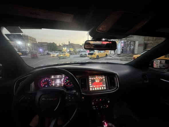 السلام عليكم 
جارجر 2015 فئة الsxt رقمها بغداد الجديد
السياره حادثها ابواب 2 عكس السايق تبديل اصلي بدون صبغ

 وبالعراق صار بيها صبغ بالباب  خلف السايق مثل ما موضح بالصور وبيها مكانات براد خفيفه

وصور الحادث موجوده بالمنشور  وعليها ويل 20  
مستعجل ع بيع السعر 173 وبيها مجال مكانها بغداد

رقم الهاتف ***********
