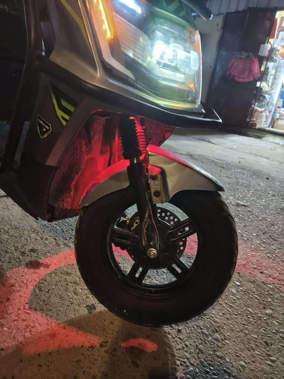 السلام عليكم ورحمة الله ♥
دراجه شحن سكنس ملف 2500.
ماشيه كلش قليل دراجه جديده. 
دراجه مدرعه+الدراجه من 6بطاريات. 
سرعت الدراجه ﴿99﴾
سعر الدراجه 750الف قفل 
مكاني بغداد العامريه. 
ارقام الهاتف +يوجد واتساب 
﴿***********﴾.
