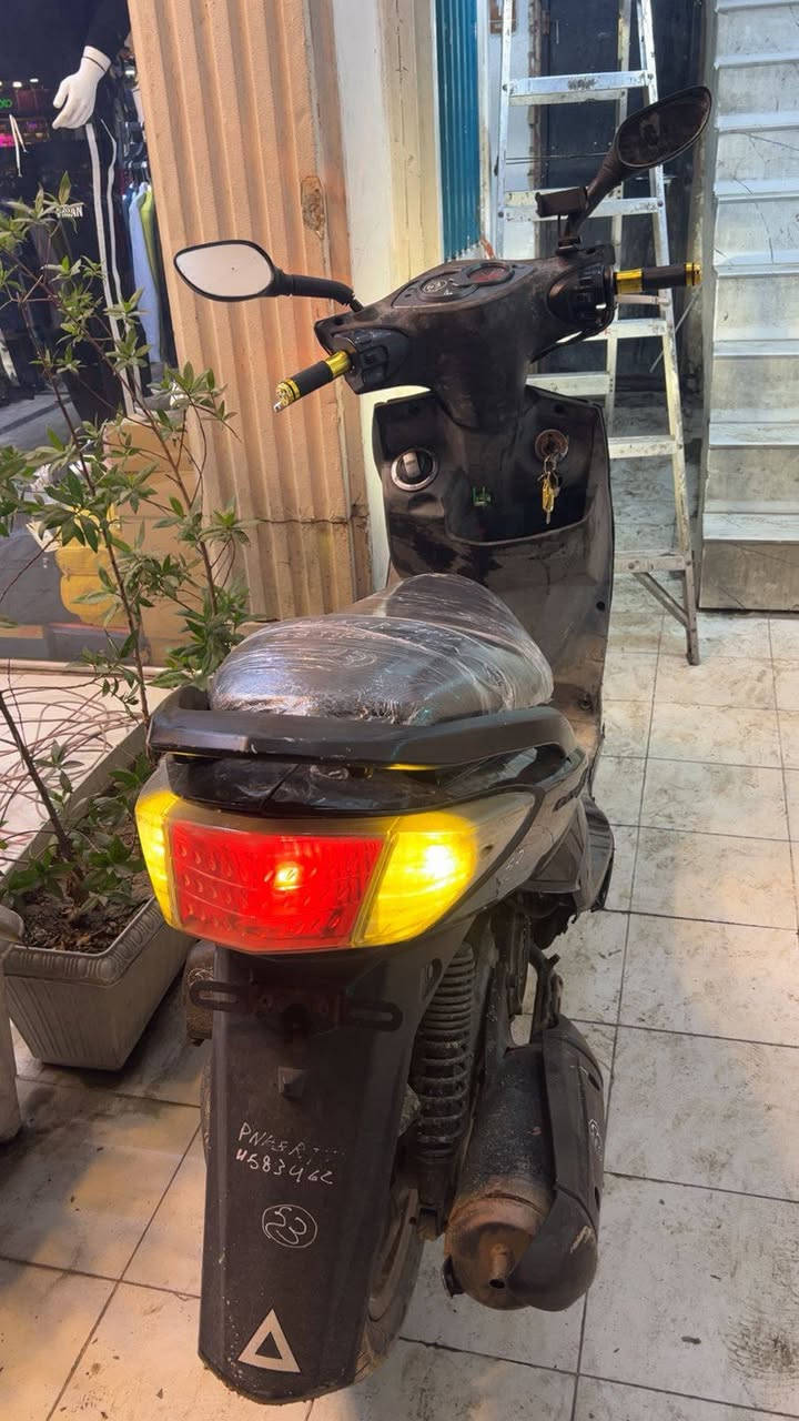 السلام عليكم دراجه سكنس فحل ياباني نوزل خطين قبق نفخ كهربائيات كلها شغاله عله اخر حبه جيب وياك الف فيتر نكره سلف وهندر مكينه خير من الله دراجه مال بيت اوراقها كامله مال گمرگ ستاند كهربائي لايت زنون اصلي تخم تاير جديد قفل جنطه قفل ستيرن كلها  شغاله مابيها اي نقص مكاني بغداد الزعفرانيه. السعر (   550    )وبيها مجال  المو  شراي لا تعبني ***********
