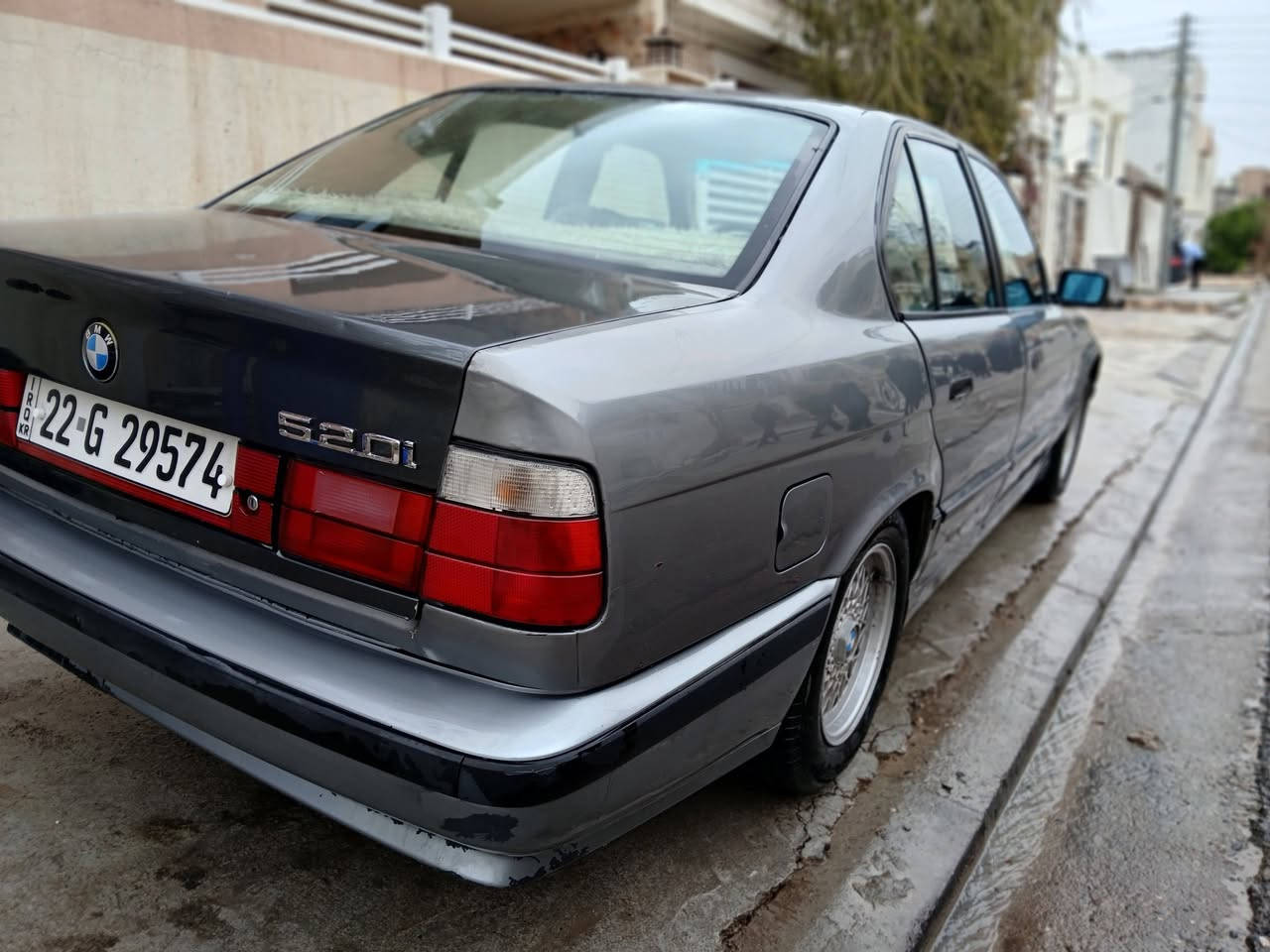 بي ام دبليو موديل 1991 حجم 520 مسكر كير عادي
كير مكينه تبريد تدفئه بشرط 
صبغ عام للجماليه بيها ضربه خفيفه جاملغ خلفي جهه السكن 
 سلايت - جام كهرباء - تخم تاير جديد 
سنويه و هزه جديده بأسمي شرط التحويل 
سياره جاهزه بدون مصرف 
بيع او مراوس 
مكاني اربيل 
***********
