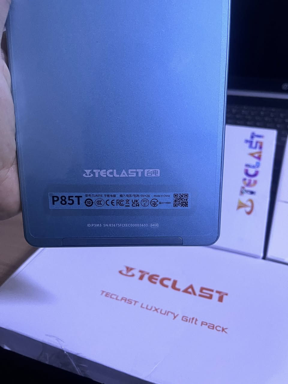 ⸻
🔥 تابلت Teclast P85T – كامل مع جميع الملحقات! 🔥

يأتي مع الحافظة، لوحة المفاتيح، والشاحن وكل ملحقاته الأصلية لتجربة استخدام كاملة ومتكاملة.

استمتع بتجربة سلسة وممتعة مع تابلت Teclast P85T – الخيار الأمثل للتصفح، التعليم، ومشاهدة الفيديو بجودة عالية!

✅ المواصفات الرئيسية:
 • شاشة 8 بوصات IPS بدقة 1280×800 – ألوان واضحة وزوايا مشاهدة واسعة.
 • معالج ثماني النواة Allwinner A523 لأداء سريع في التطبيقات اليومية.
 • ذاكرة 4 GB RAM + تخزين داخلي 64 GB مع إمكانية توسعة حتى 1 TB.
 • نظام تشغيل Android 13/14 مع دعم تحديثات مستقبلية.
 • اتصال Wi‑Fi مزدوج التردد + Bluetooth لتجربة سلسة ومتعددة الاستخدامات.
 • بطارية قوية 5000 mAh تدوم لساعات طويلة.
 • دعم Google Widevine L1 لمشاهدة الفيديوهات بجودة عالية.

✨ مميزات إضافية:
 • تصميم معدني أنيق وخفيف الوزن.
 • مناسب للطلاب، الأطفال، والعمل اليومي الخفيف.
 • شحن سريع عبر USB‑C.

💰 سعر مميز مقابل الأداء والجودة!

📌 اجعل كل لحظة تجربة ممتعة مع Teclast P85T – كامل ملحقاته!


**إذا كنت صاحب هذا الإعلان وتريد حذفه لأي سبب، رجاءا أرسل رسالة إلى الدعم الفني**