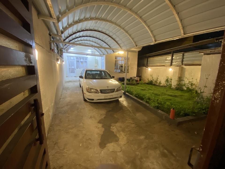 بيع مستعجل مستعجل مستعجل
بيت للبيع 200 متر - منطقة الزبيلية  طريق طويريج كربلاء (قرب سيطرة الإبراهيمية)
المواصفات العامة:

المساحة: 200 متر مربع.

نوع البناء: بلوك، مع صب مسلح للأساس والسقف (البناء نظيف جداً).

نوع السند: سند 25 (إقرار محكمة) مكاتبة مباشرة مع صاحب الأرض.

عرض الشارع: 14 متر.

الخدمات: متوفرة بشكل كامل.

تفاصيل الدار:

استقبال وصالة.

مطبخ.

غرفة نوم.

مجاميع صحية داخلية وخارجية.

الموقع:

العنوان: كربلاء - منطقة الزبيلية - قرب سيطرة الإبراهيمية (عامود 207).

البعد عن الشارع: يبعد 800 متر عن شارع طويرج.

الأسعار:

السعر مع الأثاث: 90مليون دينار عراقي.وبي مجال

السعر بدون أثاث:85 مليون دينار عراقي. وبي مجال

للتواصل والاستفسار:

واتساب: ***********
