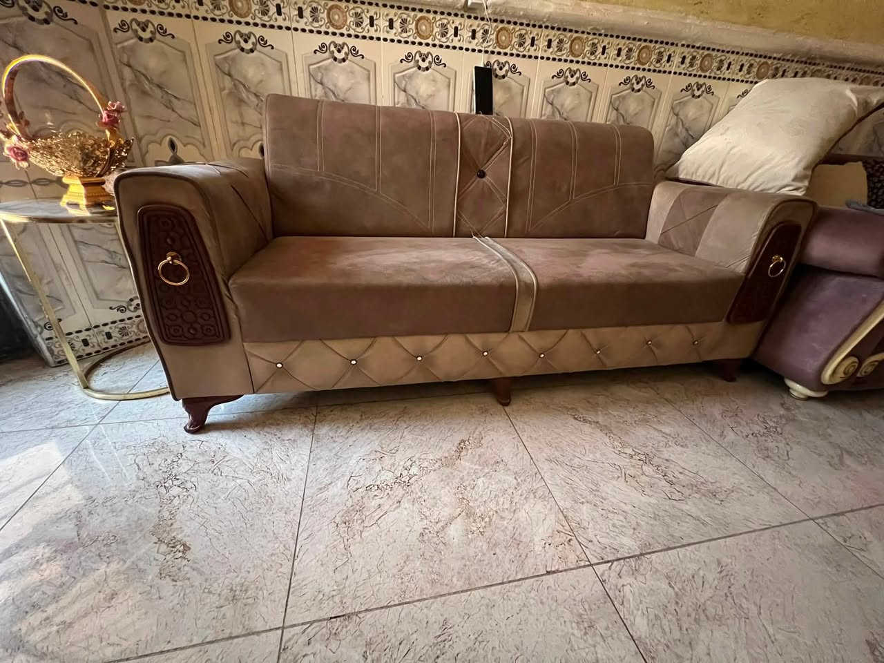 ففنات صاله استقبال سعر ٣٥٠ بيه مجال عنوان بغداد رقم :***********
