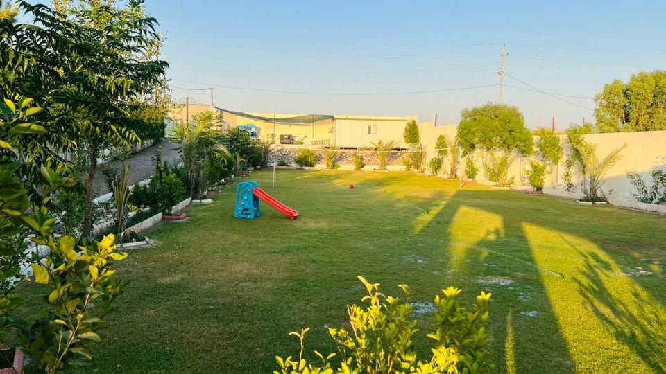 العنوان: ☀️ الجمعة الجاية وين؟ مالها غير سفرة للمدائن! 🚗💨
لا تدوخون وتقدمون وتأخرون.. أحلى وأرتب مزرعة شاطئية في سلمان باك صارت جاهزة لاستقبالكم! مكان يجمع بين هدوء الشاطئ وجمال الطبيعة بتصميم حديث ومريح.
🔹 مميزات المزرعة:
 🌊 شاطئ خاص وإطلالة ولا أروع وجلسات شاطئية مميزة.
 🏠 بناء حديث، غرف مريحة، وصالة واسعة ونظافة على أعلى مستوى.
 👨‍👩‍👧‍👦 مثالية لجمعات العوائل الكبيرة والشباب اللي يدورون ونسة ونظافة.
 🍖 أماكن مخصصة للشواء والمطبخ مجهز بالكامل.
📍 الموقع: المدائن - سلمان باك (قريبة وسهلة الوصول).
💰 الأسعار مناسبة جداً ومنافسة.
📩 احجزوا مكانكم هسة قبل ما تفوتكم الإجازة!
راسلونا على الدايركت أو واتساب: [***********]
