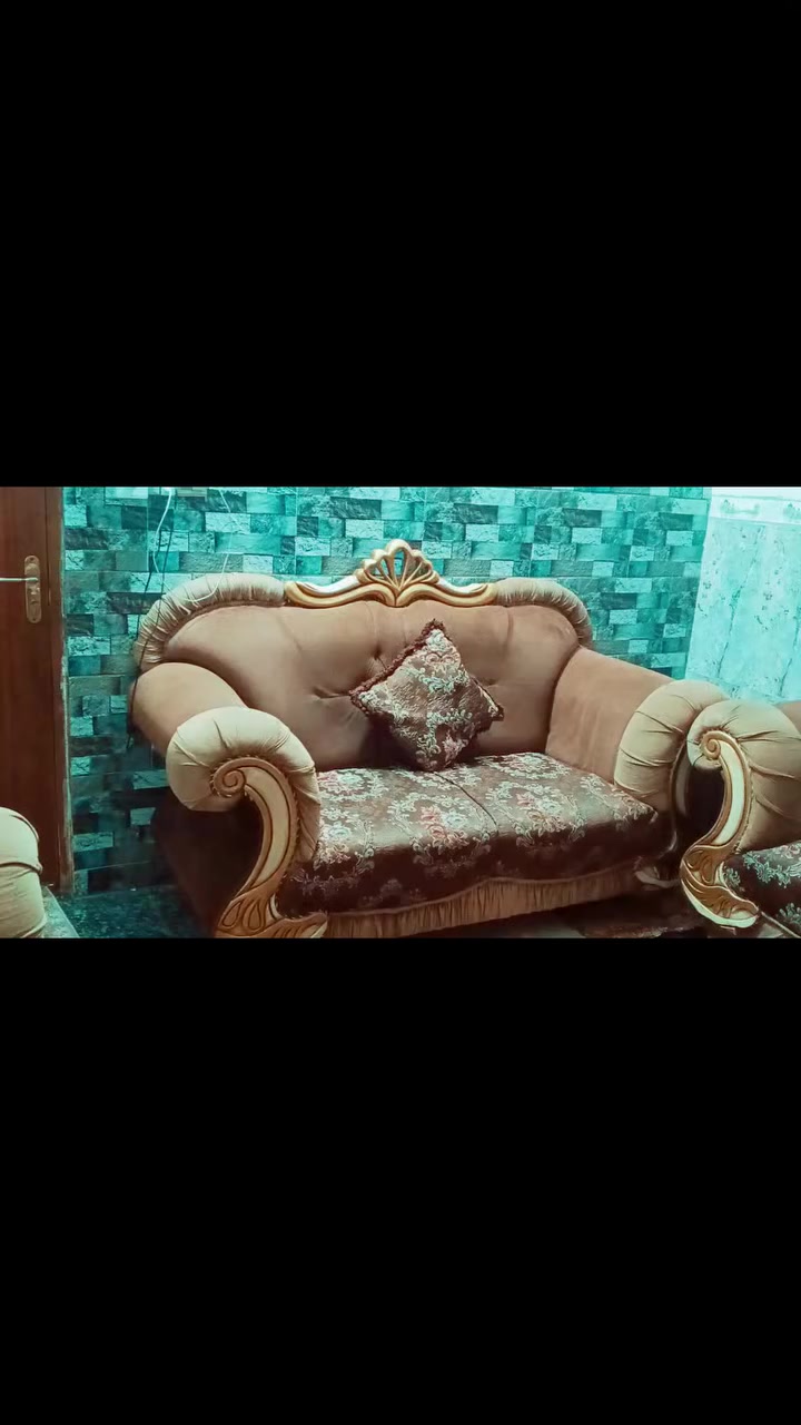 للبيع تخم ملكي متكون من 10مقاعد مع ميز ابلازمه السعر 500الف
التواصل ع الرقم ***********
