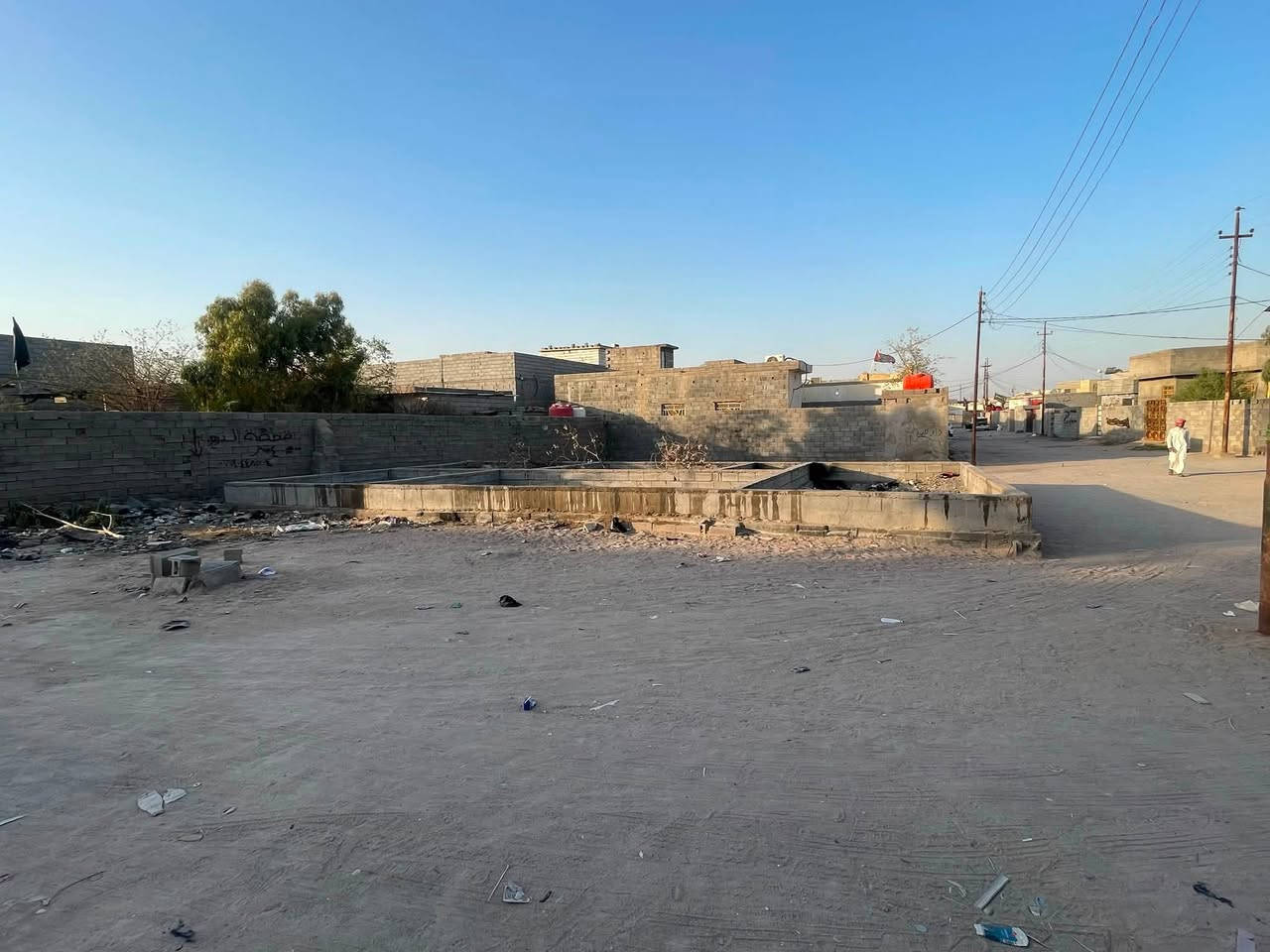 سلام عليكم متوفر  قطعه مساحته 400  مع بنا البتلو   250 وقطعه متروكه 150 متوفر ماء كهرباء
الزبير المكصب بنزله شارع سنتر الروان***********
للتواصل الاتصال  فقط رقم ***********
