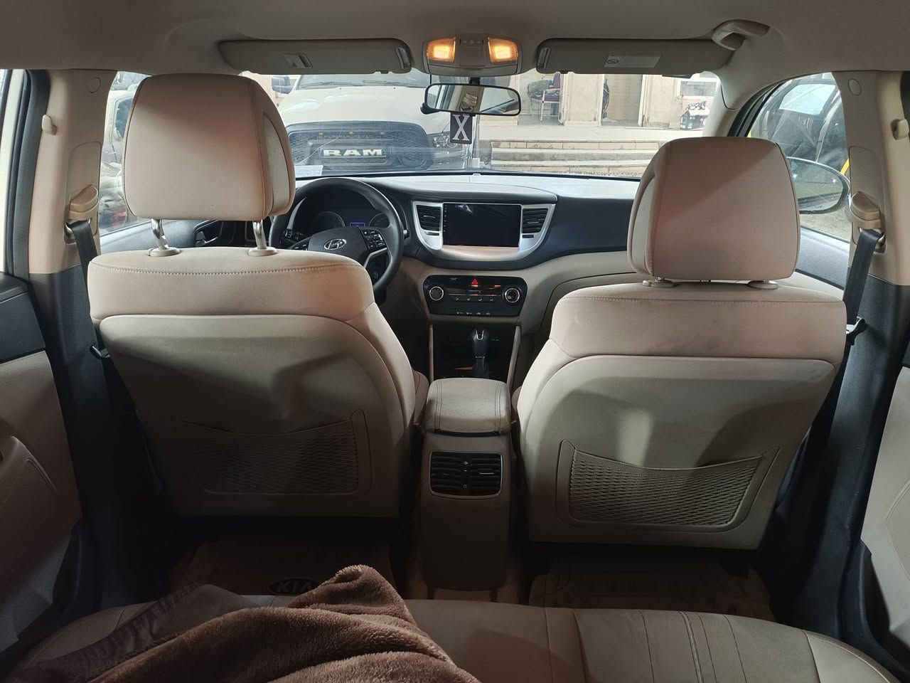 توسان خليجي لبيع ٢٠١٧محرك ألفين  كامره حساس خلفي تحكم ستيرن مري شفط رقم مثنى بسمي  بيه رشات صبغ مال الخليج السعر ١٥٠ ورقه الشراي يتصل *********** موجوده بسماوه المركز
