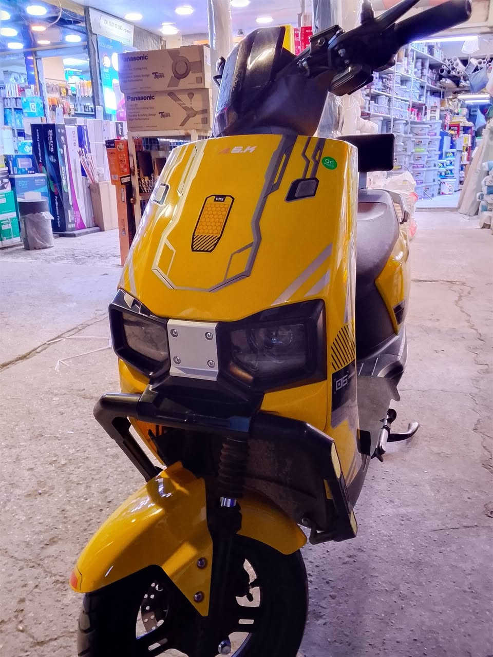 السلام عليكم دراجه شحن شركه speed ام عيون دراجه نضيفه استعمال شخصي مال استخدام تمشي 45 كيلو الى 50 ب الشحنه الوحده 
مواصفاتها 
سرعه 50
شاحنتها الاصليه وياها وسويج وبصمه 
بيه نضام سرقه  
دراجه نضيفه استعمالي الشخصي من المعهد للبيت شوفت عينكم 
السعر 550 وبي مجال بسيط
***********
