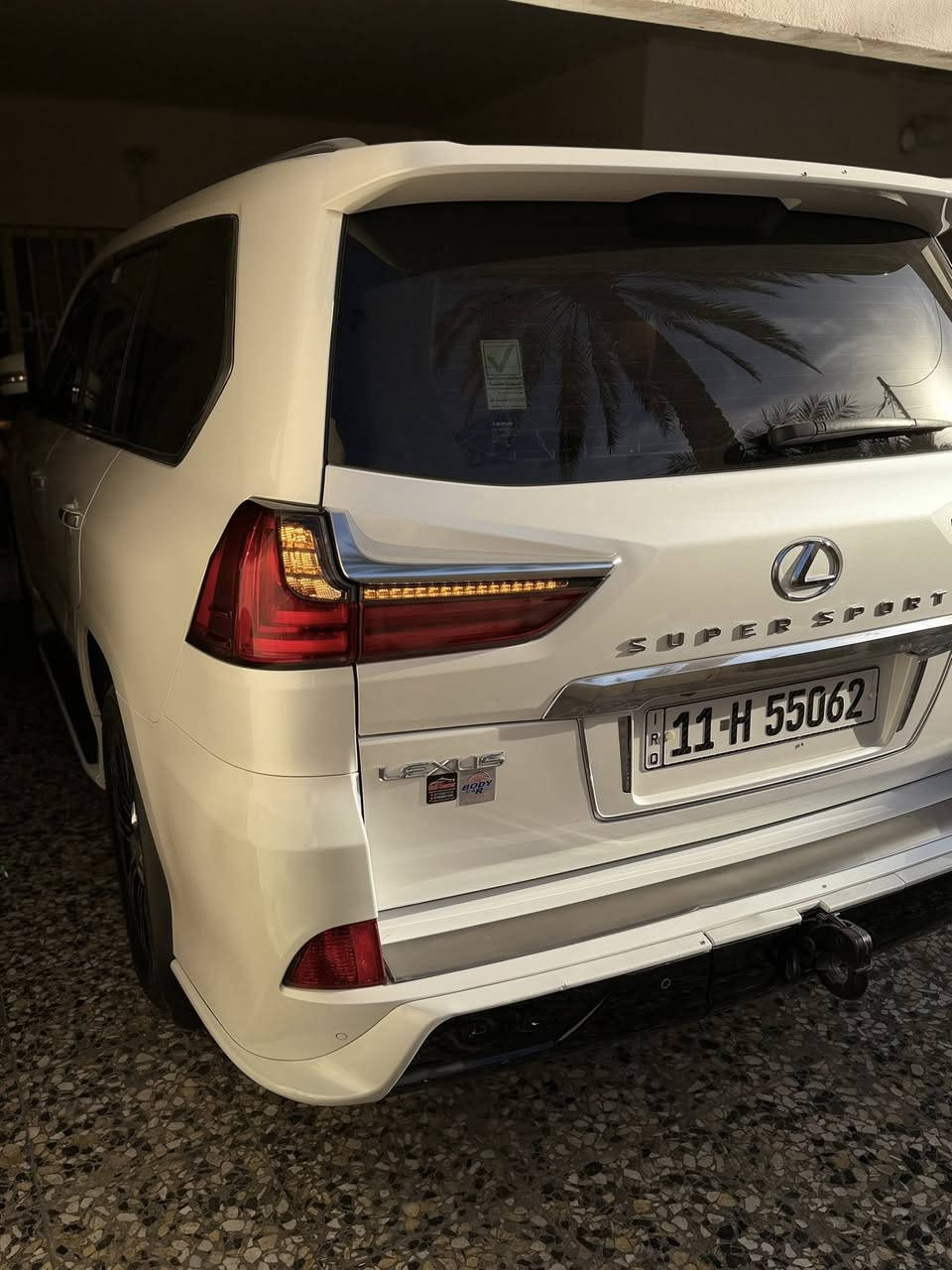 لعشاق الفخامة والتميز، معروضة للبيع أيقونة لكزس LX 570 بفئة Super Sport الأصلية، السيارة بحالة ممتازة وجاهزة للاستخدام.
📋 تفاصيل ومواصفات السيارة:
• الموديل: 2019.
• الممشى: 106 الف كيلو
• الفئة: Super Sport (سوبر سبورت).
• المحرك: 8 سلندر، سعة 5.7 لتر (V8).
• اللون الخارجي: لؤلؤي ملكي.
• اللون الداخلي: جلد أحمر مع أسود (Designo) كورو بحالة الوكالة.
• ناقل الحركة: أوتوماتيك بـ 8 سرعات.
✨ أهم المميزات:
• نظام دفع رباعي مستمر مع وضعيات قيادة متعددة.
• فتحة سقف + شاشات خلفية + ثلاجة.
• نظام صوتي Mark Levinson الفاخر.
• رادار، تحديد مسار، ونظام تنبيه النقاط العمياء.
• كاميرات 360 درجة (رؤية محيطية).
• تبريد وتدفئة للمقاعد.
• نظام الهيدروليك للتحكم بارتفاع السيارة.
• و باقي موصفات الكزس المعروفة.
•حالة البدي مكفول من البارد والصبغ توجد شخوط بسيطة وصغيرة ومكحلة فقط والسونار مرفق .
💰 السعر المطلوب:
79,000 دولار أمريكي (تسعة وسبعون ألف دولار).
📍 الموقع: [كربلاء المقدسة]
📞 للتواصل والاستفسار: [***********]
