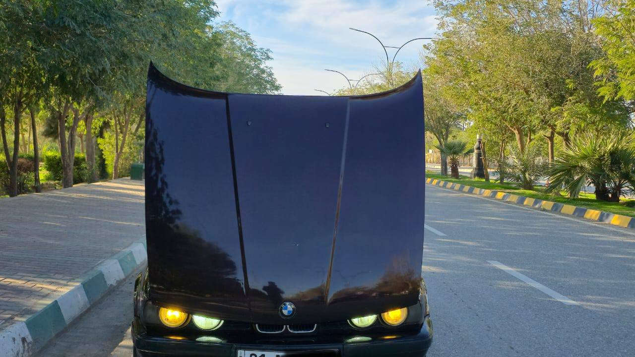 BMW مۆدێل ١٩٩١ مەکینە کەبس ٥۲٥ گێر ئۆتۆماتیک گێروومەکینەی بێ عەیب  و تەبرید ساردو گەرم لەسەر سویچ هەمووگیانی مەزبووە چوار تایەی تازەی لەژێرە پێشوو دوای  تەقەورەقەی نییە سەیارەکە پاک و جوانە و سبوغ کراوەتەوە لەسەر ساغی و بێ لێداراوی ڕەنگی سەیارەکە مێوژییە ( عەنەبی )  رەقەمی سلێمانییە تازەیەو تەحویل و غەرامە بەشەرت 
***********
