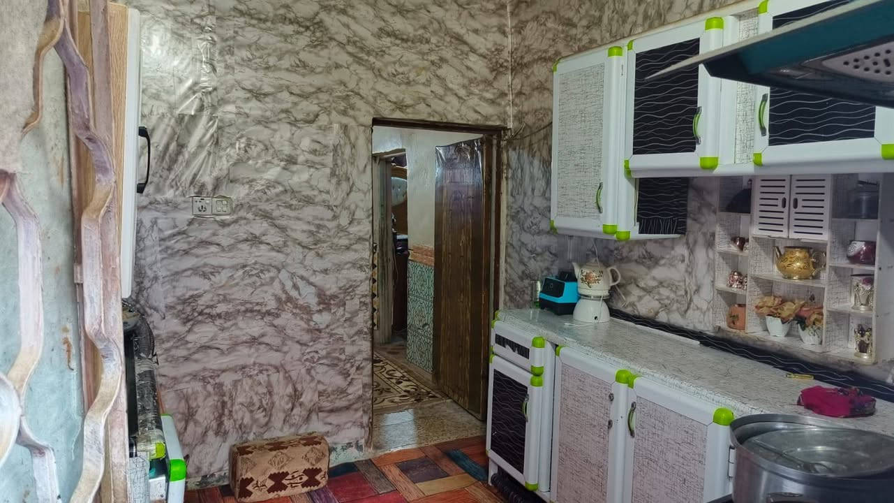 سلام عليكم بيت مساحة 100 متر شارع 4 متر يحتوي البيت على طابق واحد وغرفة نوم واحدة وصالة واستقبال وصحيات للاستفسار الاتصال على الرقم ***********
