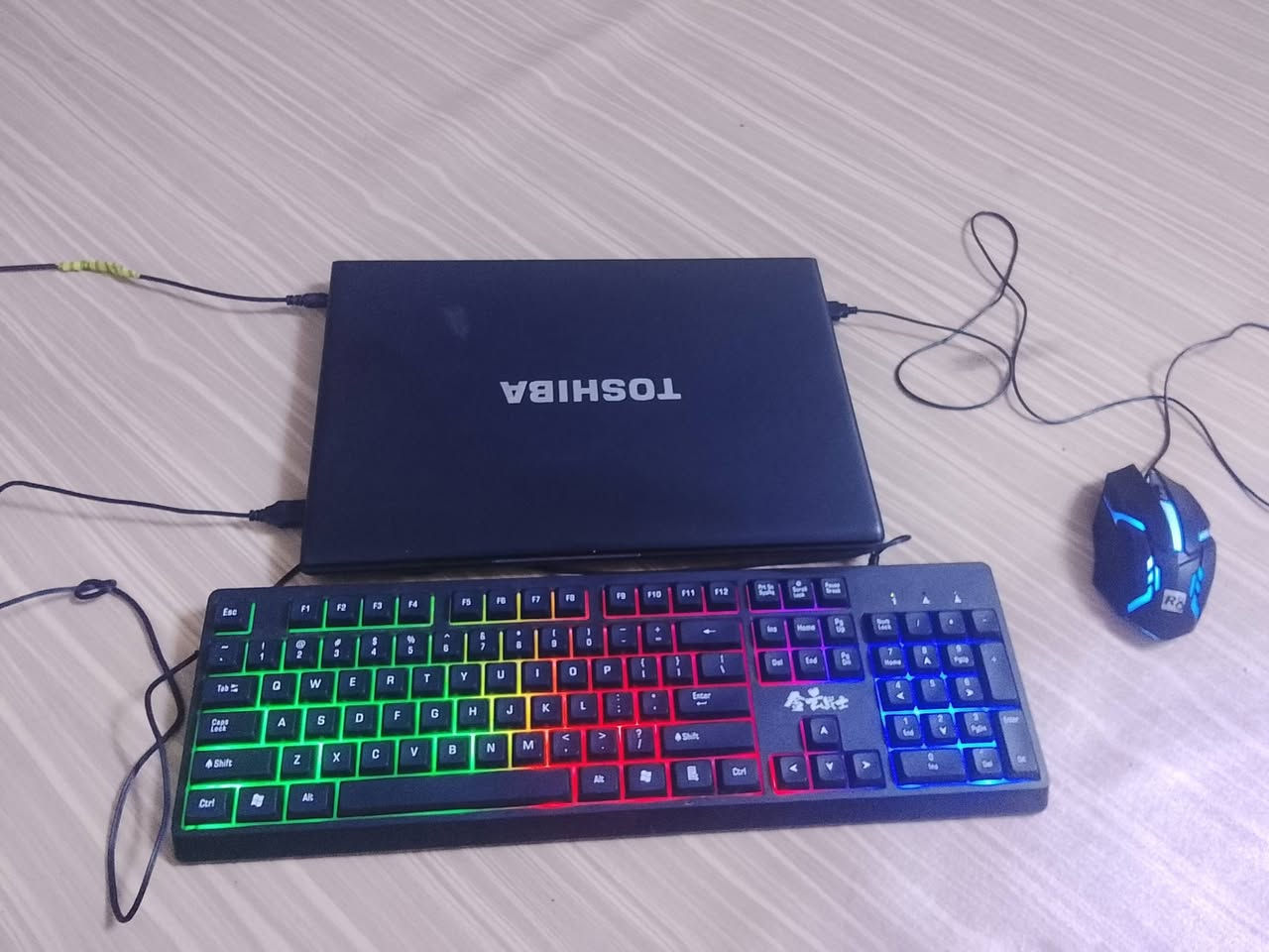 لابتوب توشيبا بنضام ويندوز 10
التخزين 250 جيجا .
مع ماوس وكيبورد RGB هديه .
فقط زر ال(B) لا يشتغل في اللابتوب.
والبطارية ضعيفة .
الملحقات (الماوس والكيبورد والشاحنه)
السعر 100 الف (مع التوصيل)
الرقم للتواصل فقط واتساب (***********) .
المكان ميسان قضاء المجر الكبير.
