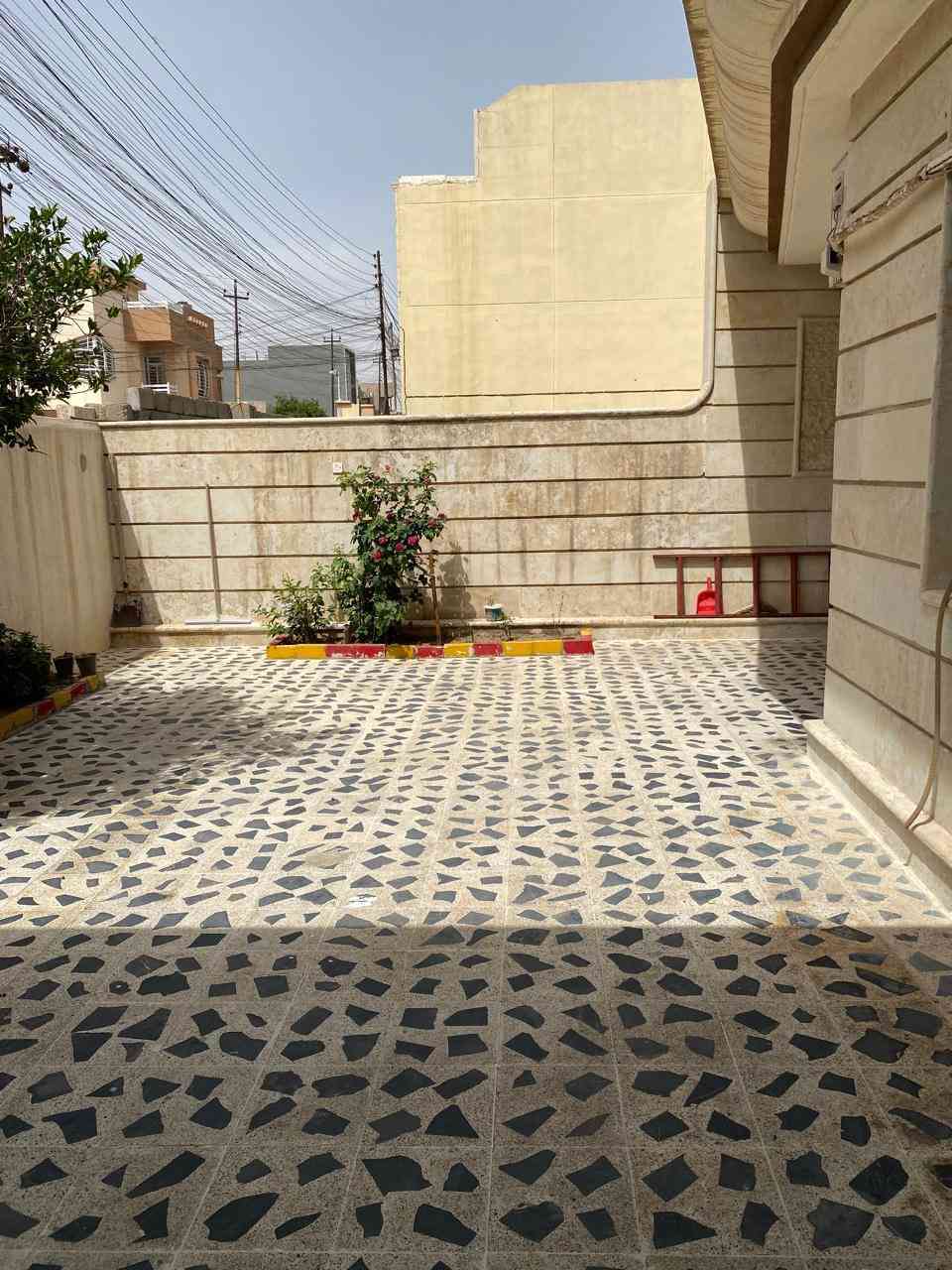 دار للبيع حي الصديق الاولى مقابل باب كلية طب الاسنان
يبعد عن السايدين ( 125) متر الدار  المساحة الكلي 250م  العمق ( ٢٠ ) متر  الواجهة (  ٥ ، ١٢ ) متر الطابق الارضي غرفتين نوم + هول كبير + استقبال + مطبخ مع مخزن + صحيات + كراج يسع سيارتين                                 الطابق الاول غرفتين + هول + صحيات سطح ناصي ودرج مع سطح عالي بناء(درجة مميزا  )  بحالة جيدة يصلح للسكن                       لتفاصيل اكثر مراجعة مكتب دور الموصل مقابل باب طب الاسنان او الاتصال بالرقم                   ***********–***********—***********#
