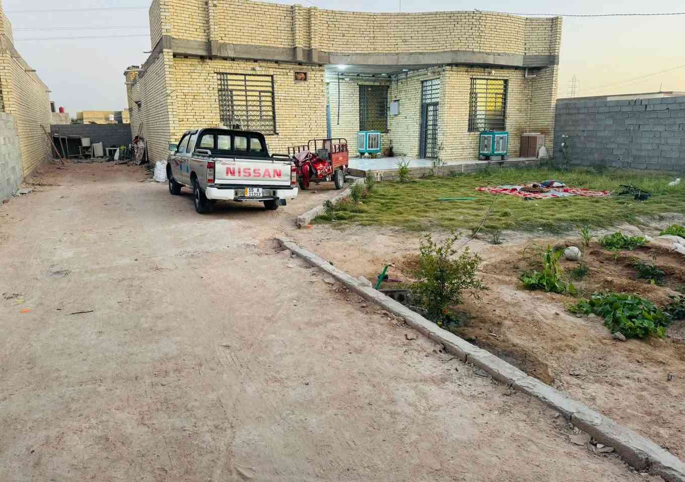 (🤑🤑السعر 90او بي مجال )
السلام عليكم بيت مساحه 1000متر البناء🏢350متر أو يحتوي على ثنين حدائق 🌳الحديقه الماميه 300متر ول خلفيه 350متر البيت يحتوي على 4غرف نوم أو صاله جبيره أو ستقبال 11في 5او مطبخ أو صحيات البيت بناء جديد طابوك جمهوري صب كونكريت ارضيات بورسلين 

المكان النجف طريق كربلاء عمود 155طريق يا علي يبعد عن الشارع العام 400متر تبليط له الباب ماي أو كهرباء مولد ذهبي 
ضمان البيت قبل لا تطي فلوس تستلم قرار محكمه بسمك📝📋 يضمن حقك 
🤑🤑🤑السعر 90او بي مجال رقم الهاتف ***********
