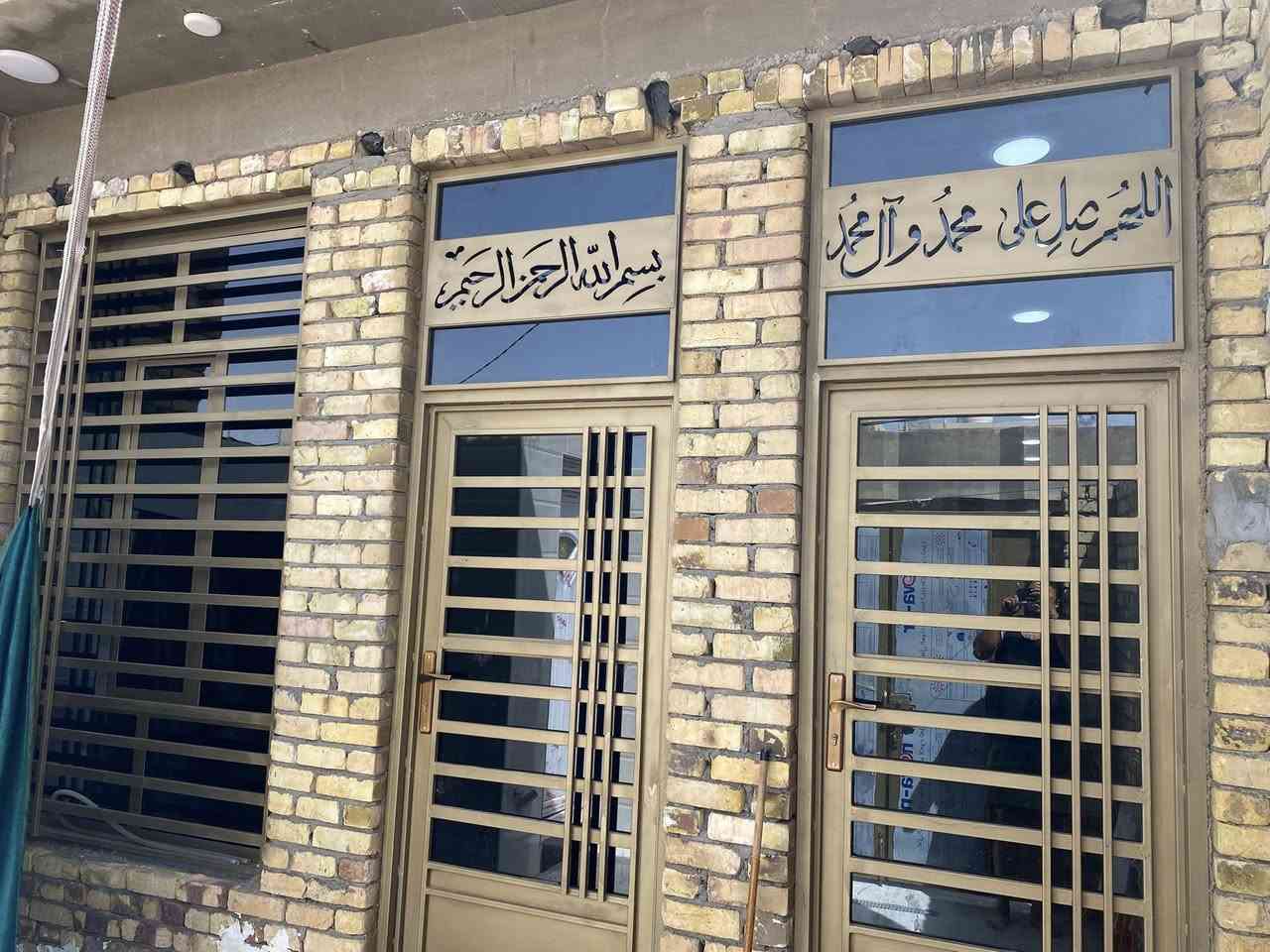 دار للبيع  رقـــم  بحي الموظفين شارع 15  بناء حديث  درجة اولئ  مساحة 100متر يحتوي لبيت على  طارمه وغرفه وصالة ومطبخ مناور صحيات  لاستقبال ماكامل  سعره مناسب  45 وبي مجال بسيط
اتصال واتساب ***********
