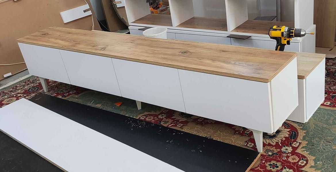 مێزی تیڤی بە ڕەنگی ساجی و سپی بە هەردوو شێوازی هەڵواسین یان قاچی هەبێت دوو مەتری نرخی 75 هەزارە
مەترو نیوی نرخی 60 هەزارە گڵۆپی لیدی پێوەیە و گەیاندن و هەڵواسین تەنها 5 هەزارە بۆ ناو شاری سلێمانی لە بەکرەجۆم
*********** السليمانية, العراق
