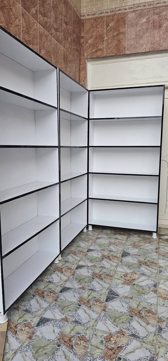 سلام عليكم معمل النوار النجف *********** شغل درجه اولاه سعر الفاترينه 65 فقل جديد ارقه انواع الخشب نشتغل اي قياس تردو   الرتفاع 200 العرض 90 نزال 25 كل رف يتحمل وزن 40 كيلو  توصيل نجف فقط مناسب
