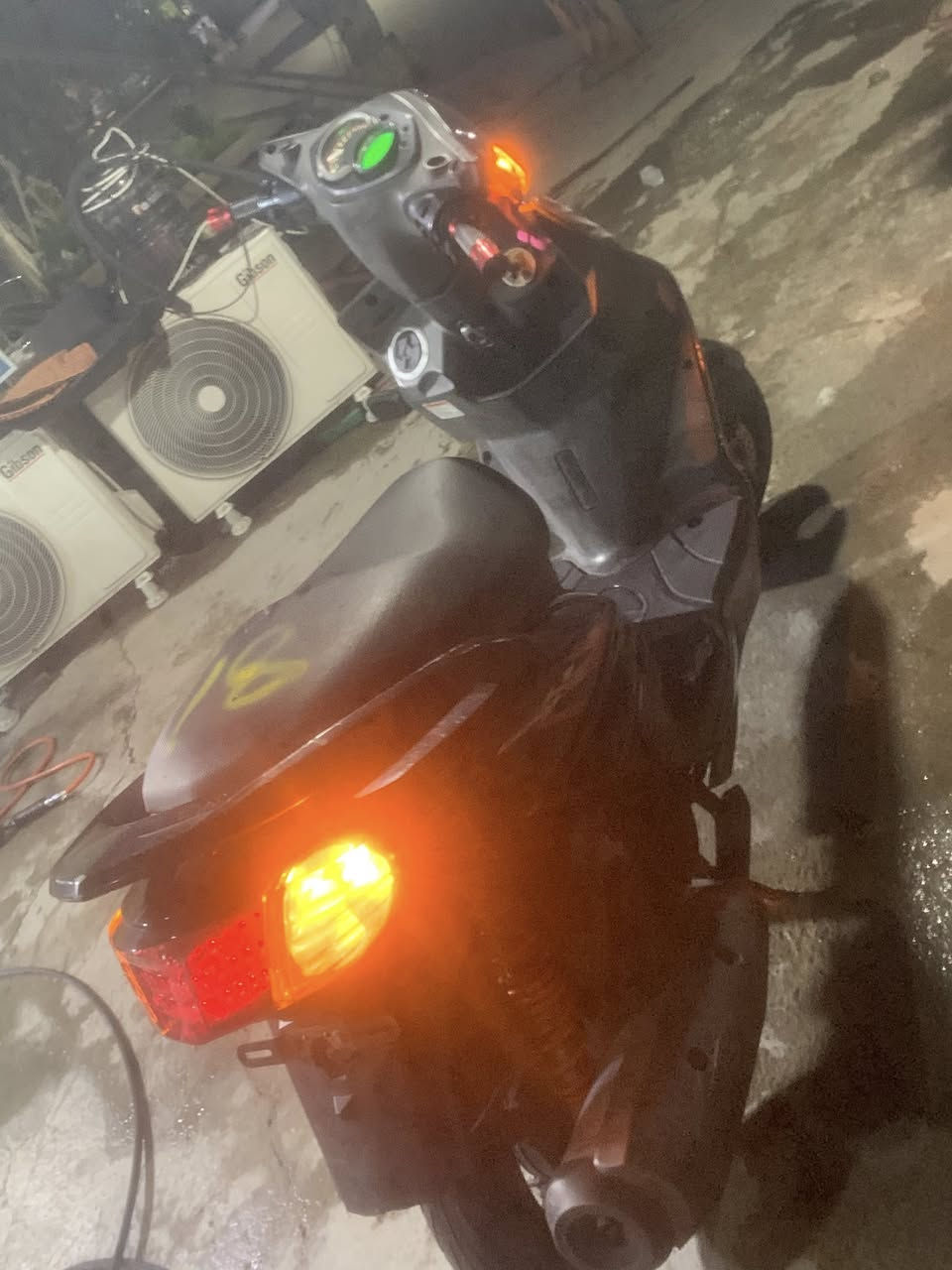 سلام عليكم
دراجه سكنس حديث 

لايت امامي داخل اسود 

لايت خلفي كرستال

عداد الكتروني 

طلاعات 

كلشي بيها بلادي ختم واحد ويه المكينه

دراجه جديدة ورمبه ماشية 3 الف 

مكينه خرسه برغي واحد بلدراجه ممفتوح 

اوراق الشراء موجوده صار شهر من شتريتها رمبه

 

سعر مليون و50 وبيها مجال.

مكاني بغداد العامرية 

***********
