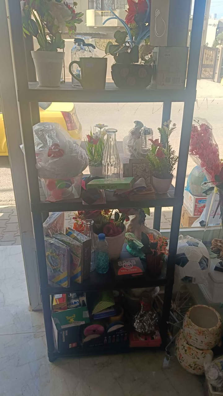 السلام عليكم .. عندي أغراض محل كامل للبيع ...  جمخانة. جام 9  ملم  اثنان  وباب واحد و مظلة حديد  للمحل قياسه 4.. 3  و رفوف  تركي  16  وميز حديد  4 متر طوابق  ومعرض ومواد قرطاسية  و هدايا وتحفيات ومتنوع ومجموعة ملابس نسائية  ومكائن خياطة  صناعيوعدد  2  خياطة وتطريز و وبعض مستلزمات وملابس اطفال   تقريبا   ،، عنوان كركوك  . تسعين . قرب محطة تعبئة الخضراء   
موبايل  ##***********## كركوك, العراق

